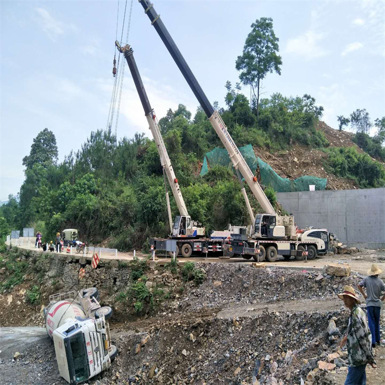 黎川县汽车掉沟里叫吊车救援要多少钱